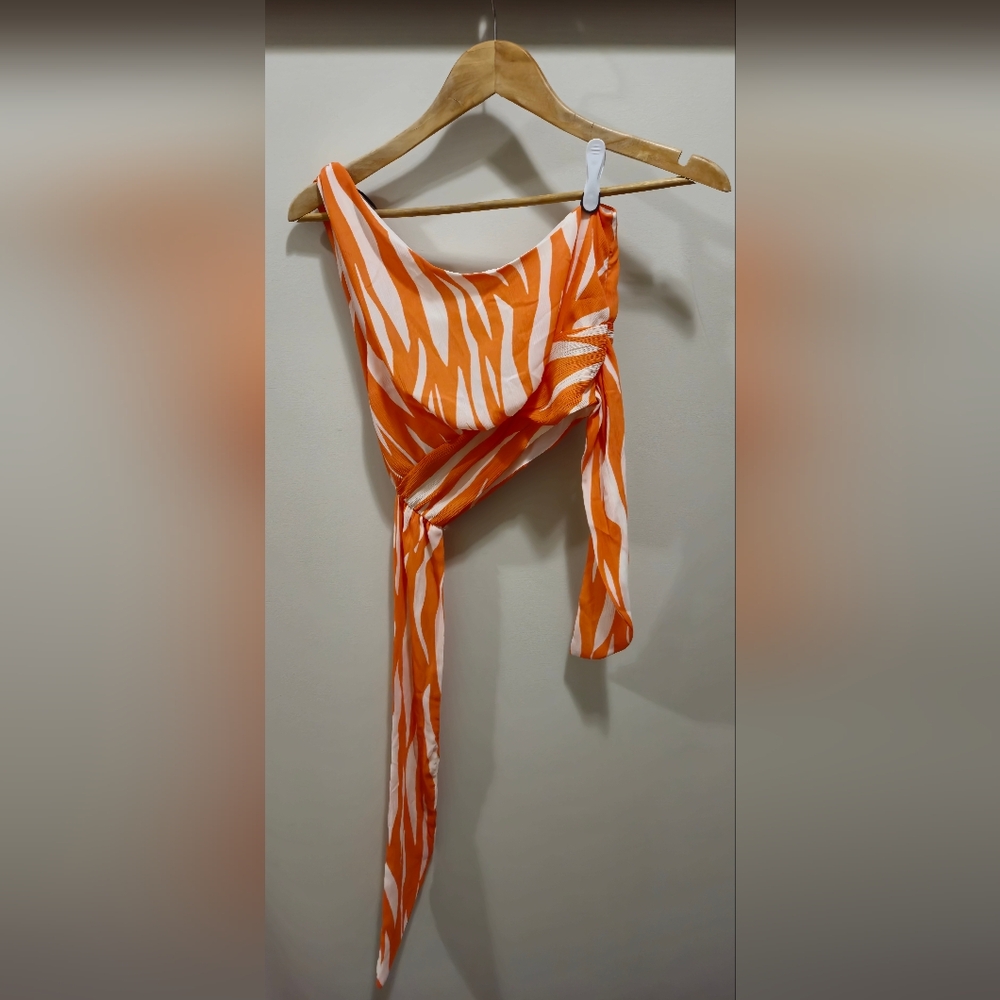 Adorable H&M One Shoulder Top size XS